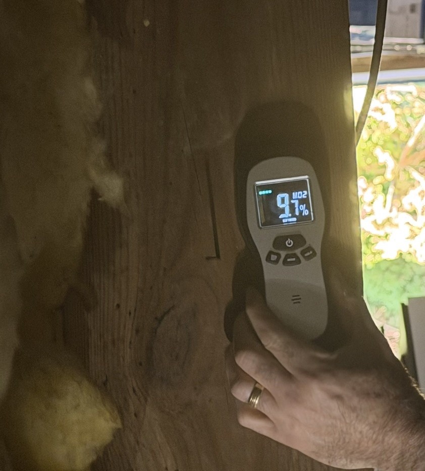 Moisture meter reading showing 9.1% humidity, indicating wood moisture level during inspection.